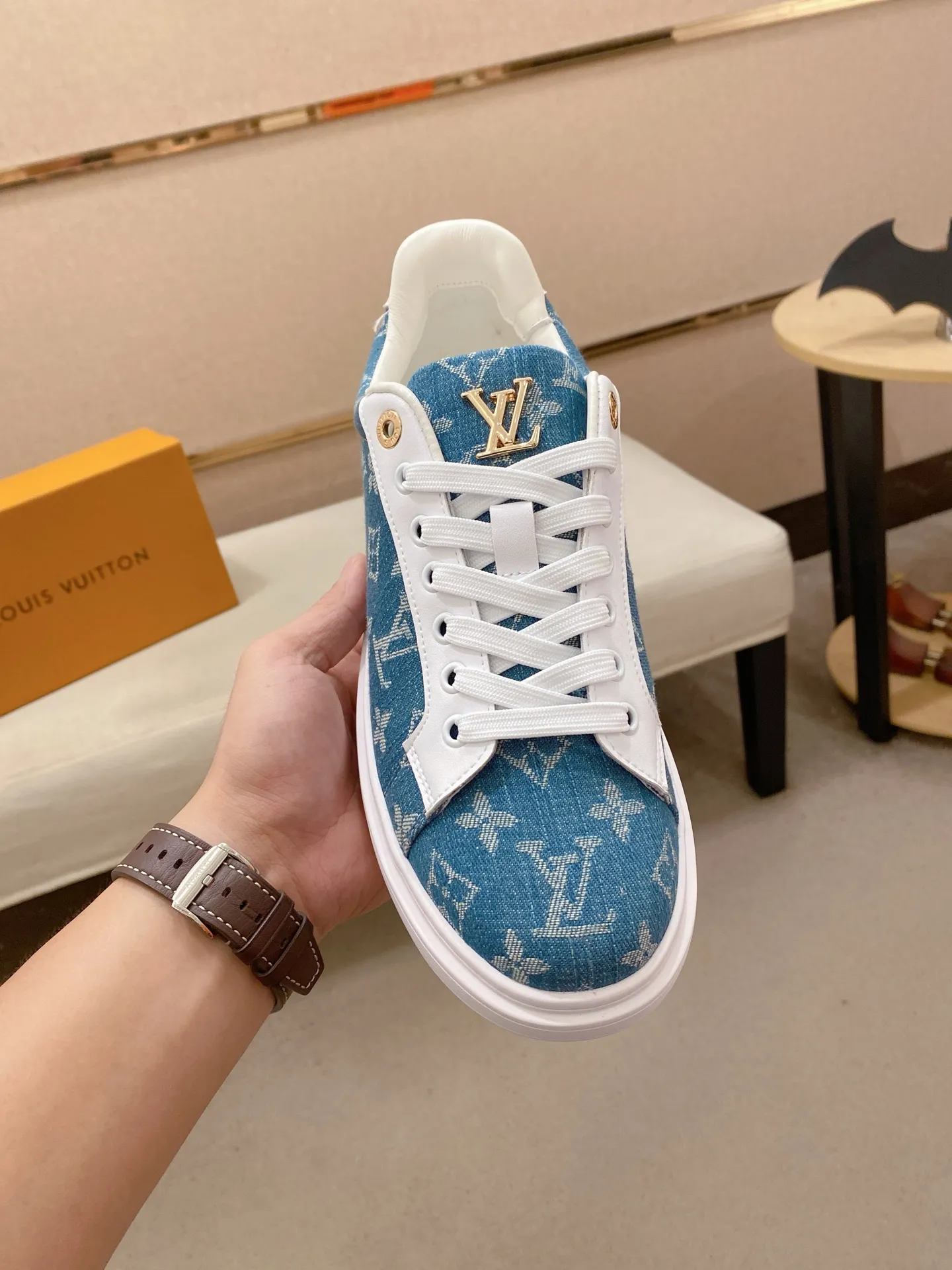 Men's shoes 💰: 400💰🎉🎉LV~Louis Vuitton trendy men's shoes New shipments Latest matching The same style as the official website Super high quality Hot sales of the season [strong] [strong] [strong] Selected first-layer cowhide, comfortable cowhide lining, original last, comfortable on the foot, wear-resistant rubber outsole Size number: 38-44.